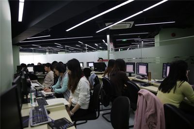 上海服裝設(shè)計(jì)培訓(xùn) 實(shí)戰(zhàn)教學(xué)、技能與學(xué)歷并重，全方位保障推薦就業(yè)與技術(shù)咨詢